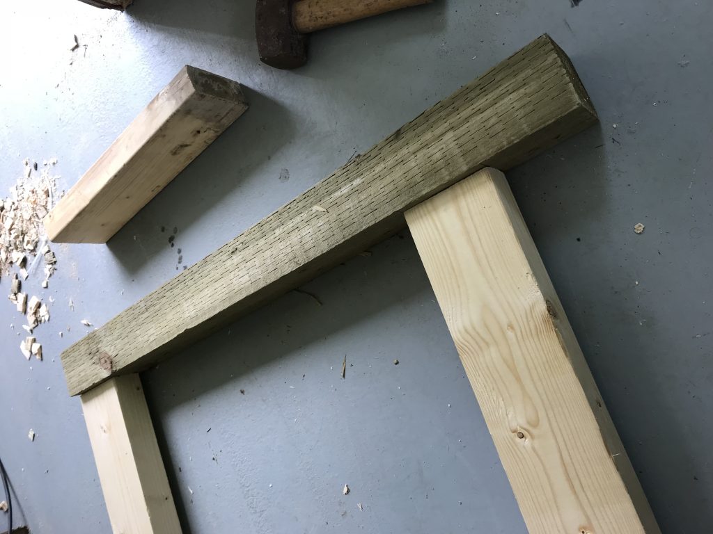 A rear trestle with joints made.