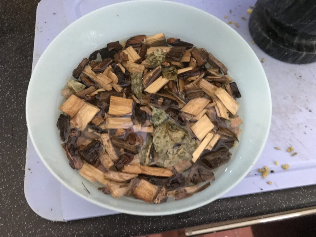 Plastic bowl with soaking beech chips