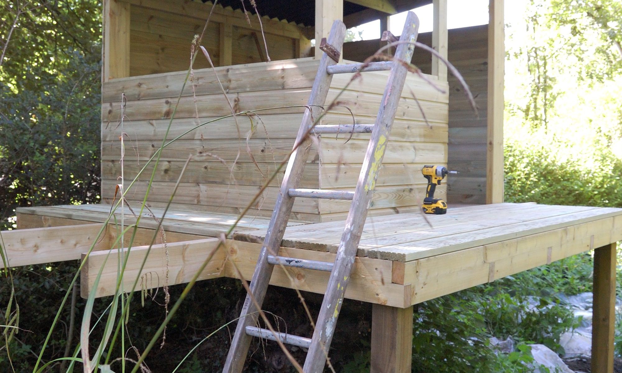 Partially clad treehouse with complete decking
