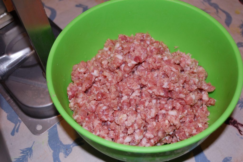A green bowl with the final sausagemeat.