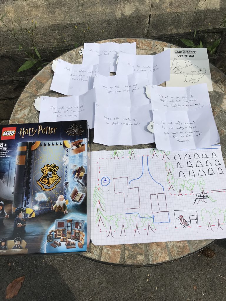 A table with a lego prize and the parts of a treasure hunt.